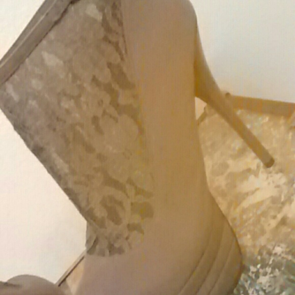 Heels zip broke on one shoe,can still zip - Picture 4 of 4