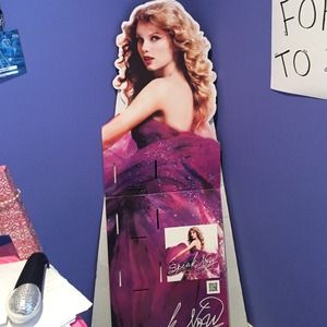TAYLOR SWIFT CUT OUT on hold