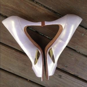 💥BOGO 50% OFF SALE💥  Pearly pink heels