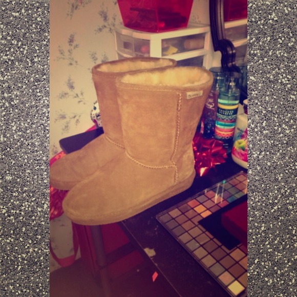 New , barely worn chestnut BEARPAW boots (short)😃