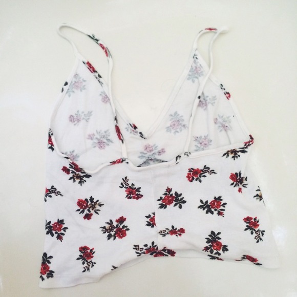 ❌❌SOLD ❌❌Brandy floral crop tee - Picture 2 of 3