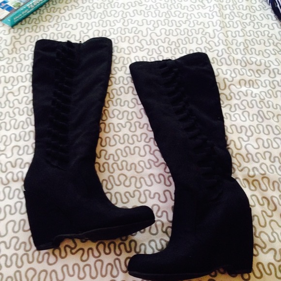 Black wedged boots