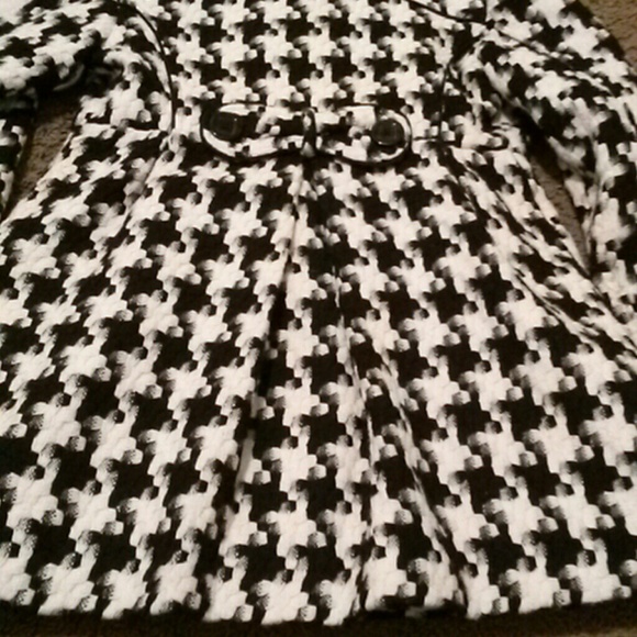 SOLD IN BUNDLE Black and White Coat - Picture 4 of 4