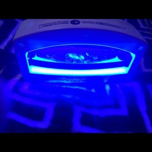 Gel nail dryer with talking instructions