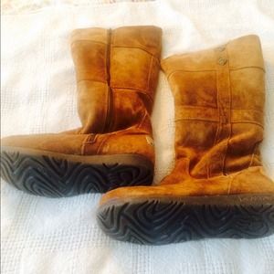 Bearpaw dry-hide boots