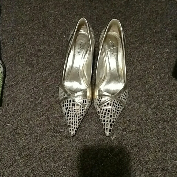 Super fun and flirty gold pointy-toe heel