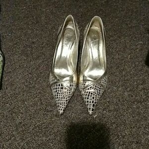 Super fun and flirty gold pointy-toe heel