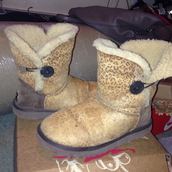Preloved leopard bailey button uggs