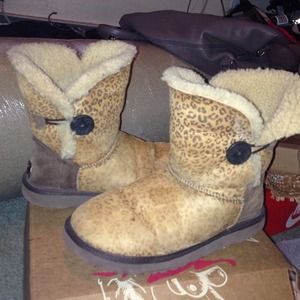 Preloved leopard bailey button uggs