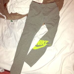 NIKE LEGGINGS ON SALE!