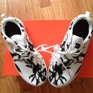 RARE! Palm Tree Roshes Nike