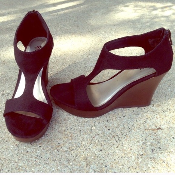 Black wedges