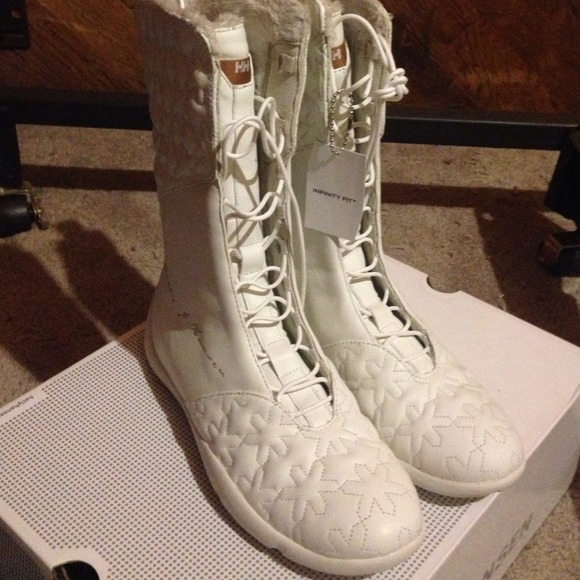 Helly Hansen white winter boots