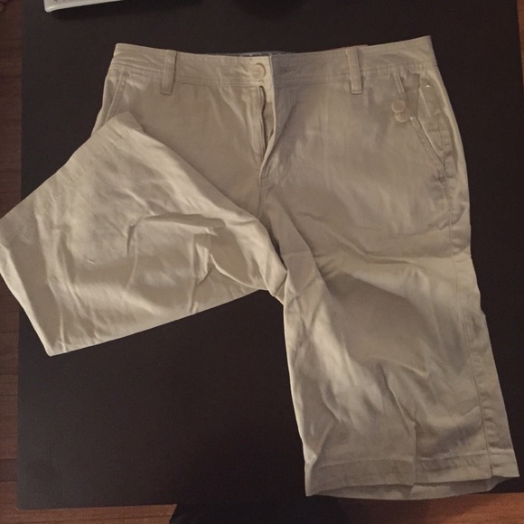 BNWT Liz Claiborne Bermuda shorts "Oatmeal" color.