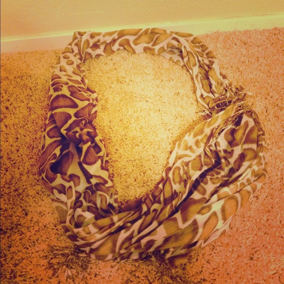 Giraffe Scarf! Perfect for winter! 😌❄️