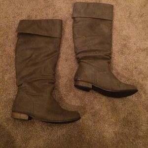 Tall tan boots, size 8.