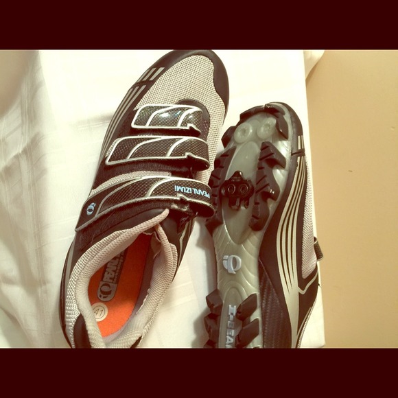 Grey and black spinning shoes!🚲