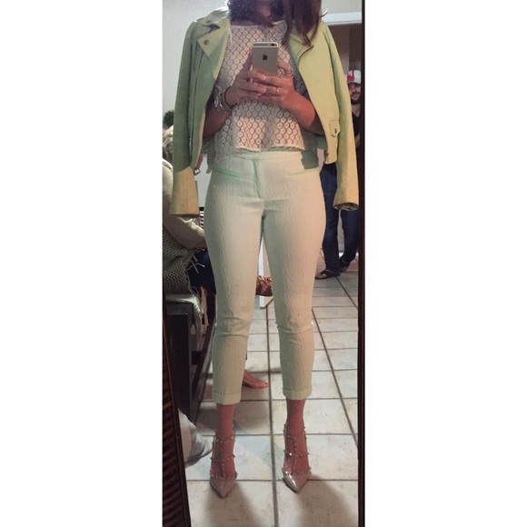 Follow 💁 on Instagram - Picture 2 of 4