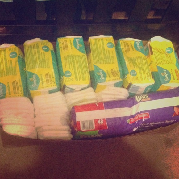 Box of size 1 pampers & luvs dippers