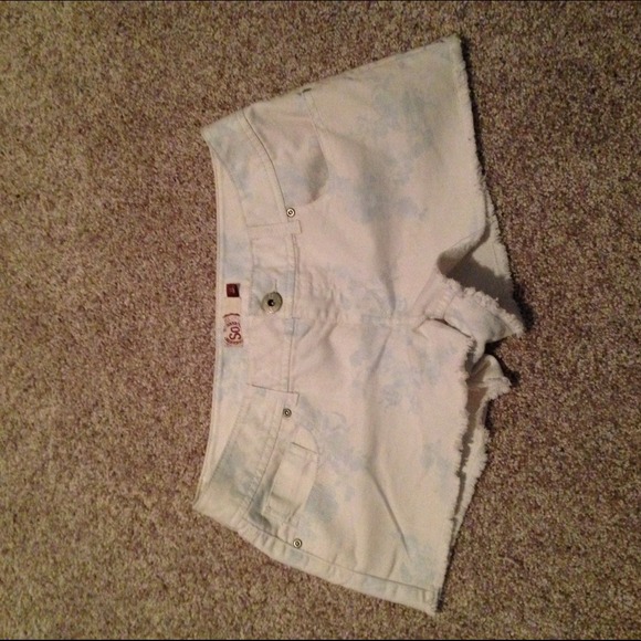 So size 11 patterned shorts, cute blue flowers🌼