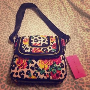 💛 Betsey Johnson Crossbody 💛