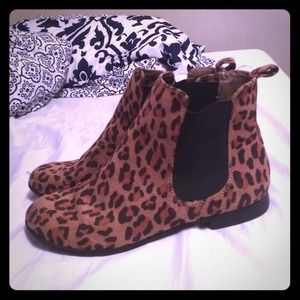 Leopard Chelsea Boots!