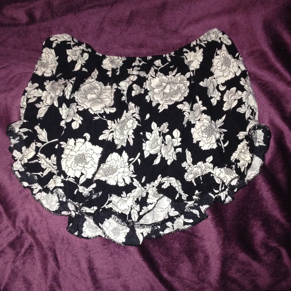 Brandy Melville Vodi Shorts - Picture 1 of 2