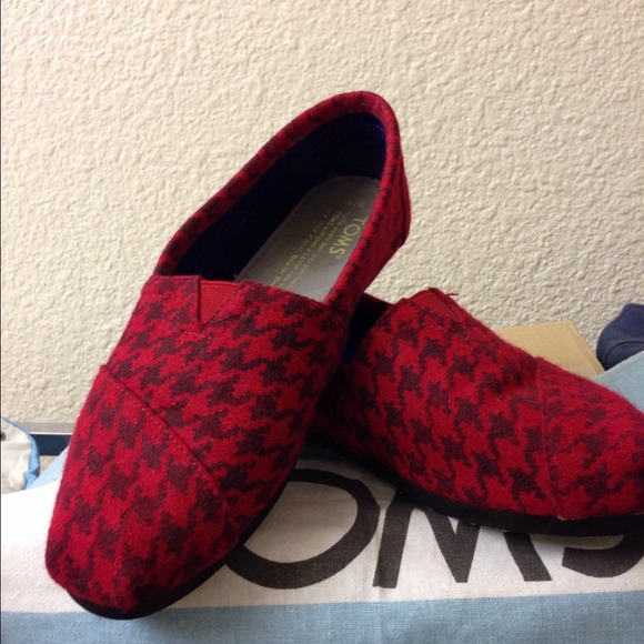 TOMS. Red & Black houndstooth