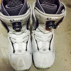 Snowboard boots