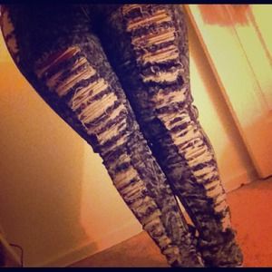 Hight waisted, distressed, acid washed jeans.