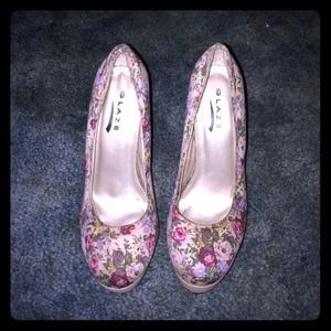 Flowery stunning pumps! Only worn once