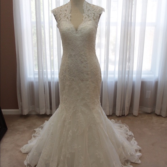 Wedding dress - Picture 2 of 4