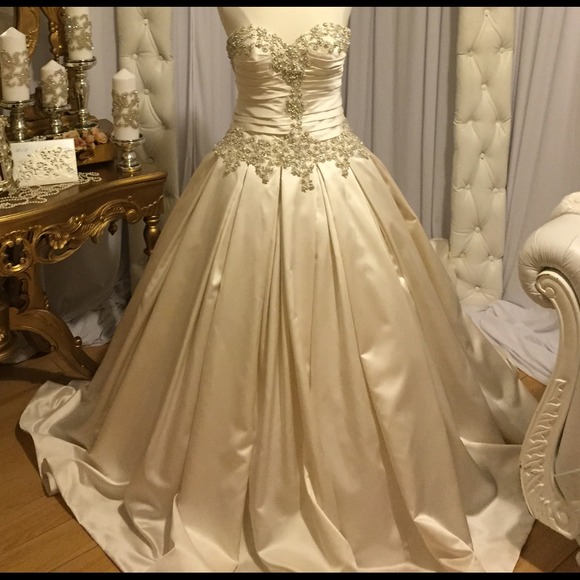 Allure 9003 Wedding dress - Picture 2 of 3