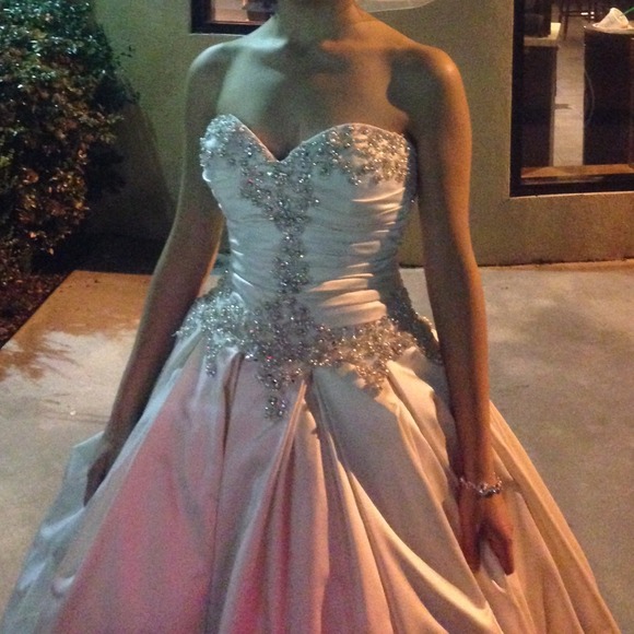 Allure 9003 Wedding dress - Picture 3 of 3