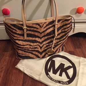 Brand new Michael Kors tiger monogram purse!!!✨