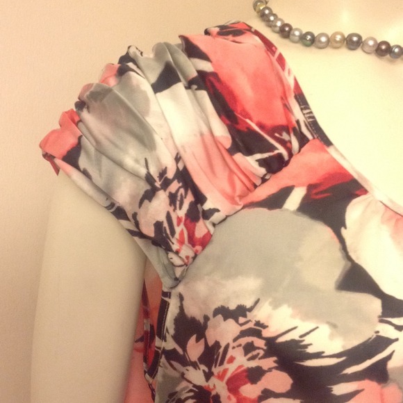 NEW WITHOUT A TAG FORAL BLOUSE GORGEOUS - Picture 2 of 4
