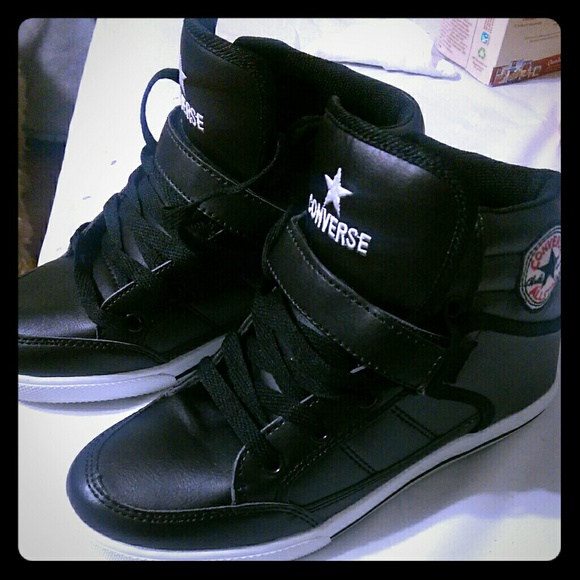 🎈SOLD🎈Beautiful new converse black hightops