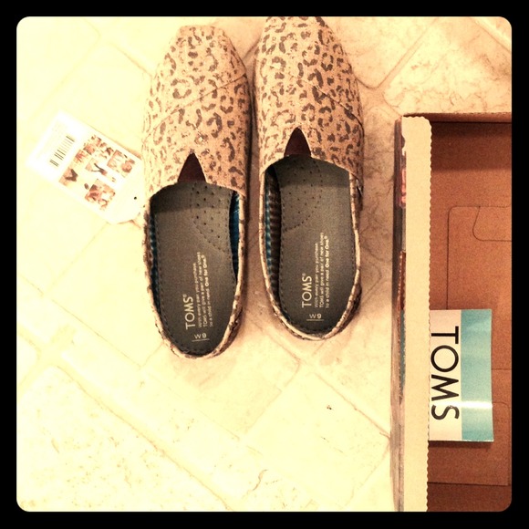 Brand new TOMS natural snow leopard vegan classics