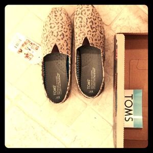 Brand new TOMS natural snow leopard vegan classics