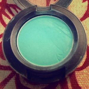 MAC Eye Shadow Pretty Twisted