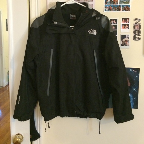 Water/snow proof north face coat.