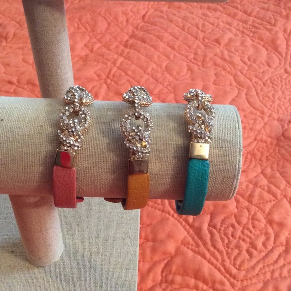 Cz encrusted leather snap bracelet. - Picture 4 of 4