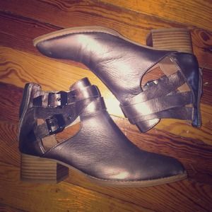 Silver IBIZA ankle boots in size 7.5