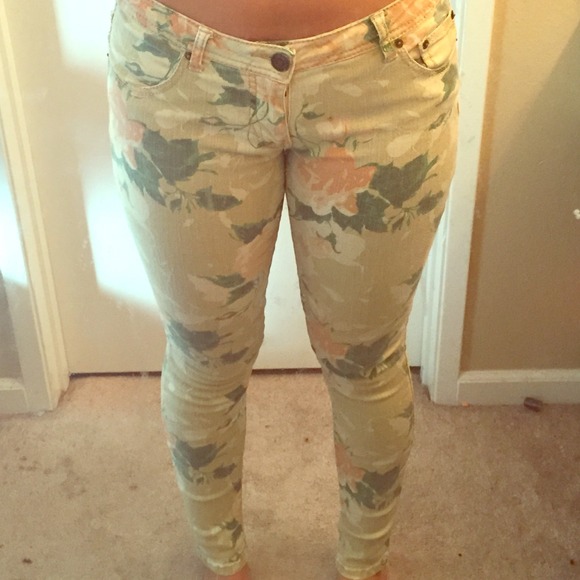 Floral patterned pants !!