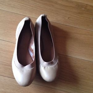 brand new banana republic tan leather flats.