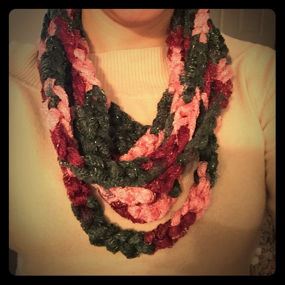 NWOT Unique sparkly infinity scarf! 😊☺️👍