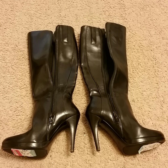 Nine west size 5 zip up heeled boots in black
