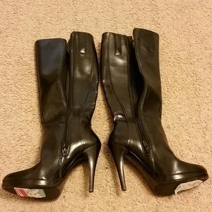 Nine west size 5 zip up heeled boots in black