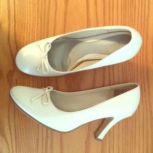SALE!!! Off-white cream bow heels pumps