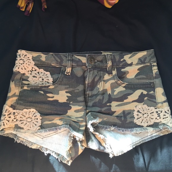 Camo print shorts with crotchet detail - Picture 1 of 3